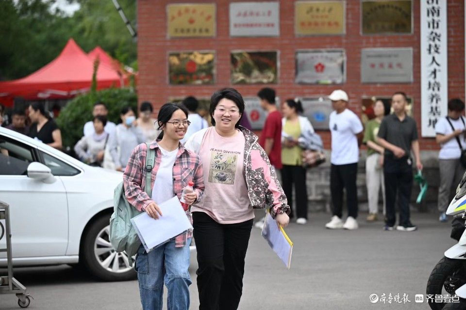 考生查分后开心到手舞足蹈