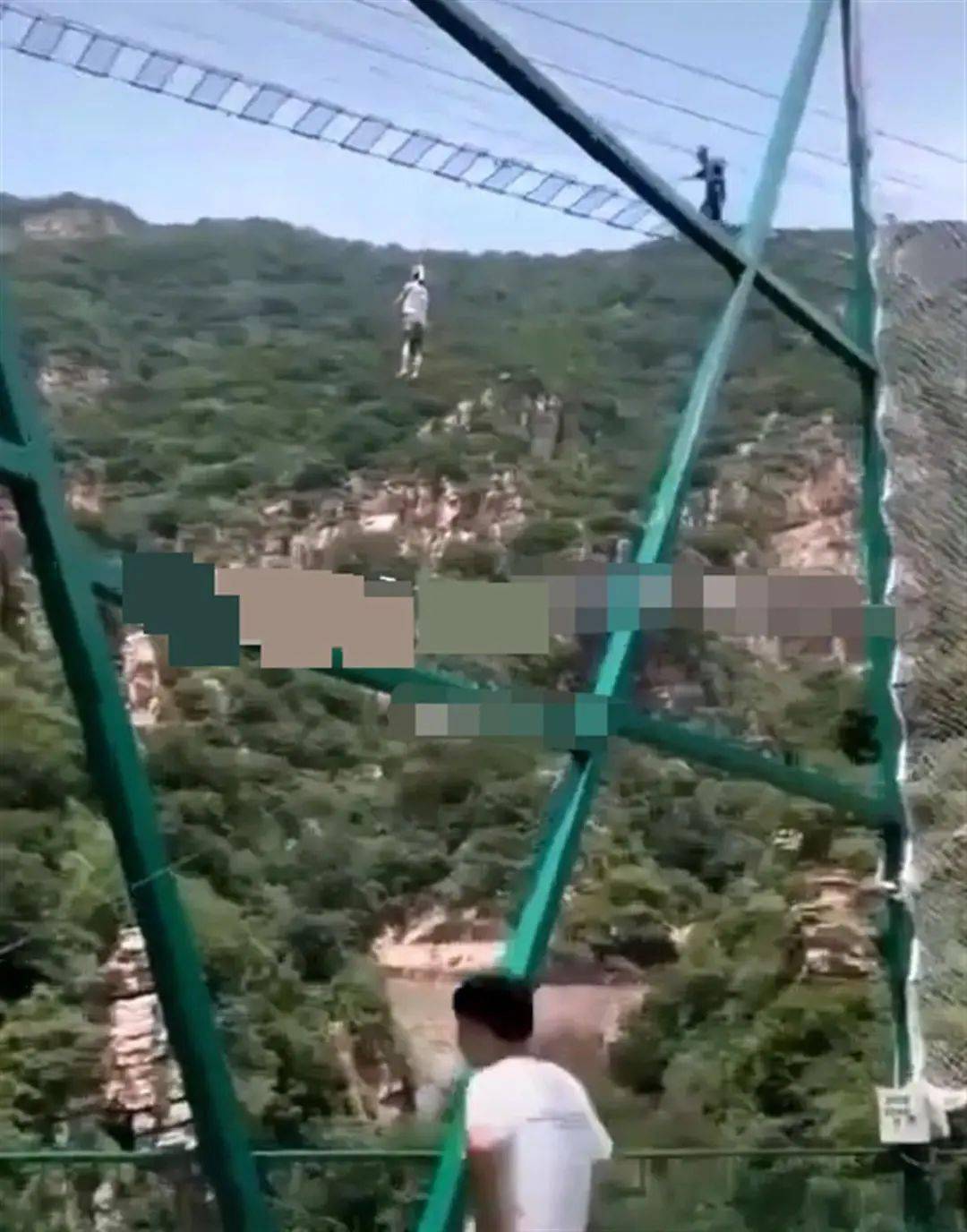 男童用伞意外扎裂5A景区玻璃观景台，一次意外的警示