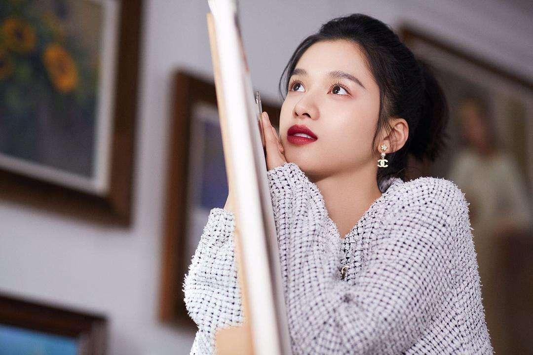 肖战张婧仪亮相白玉兰红毯，星光璀璨的瞬间