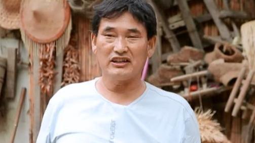 大衣哥惊现淘金小镇，化身NPC引热议