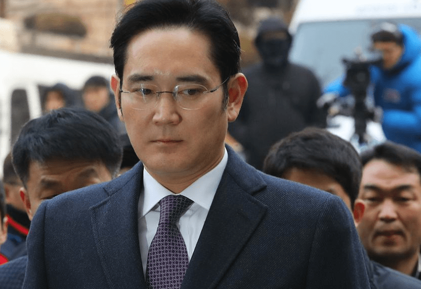 李在明90度鞠躬，韩国政坛的谦卑姿态与两大财阀的微妙关系