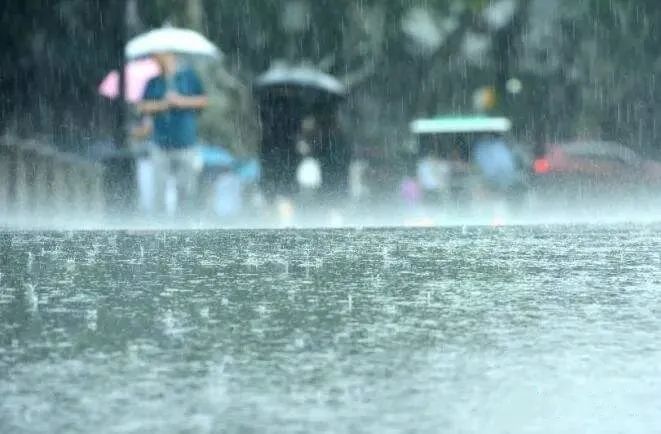 南北多地暴雨和强对流天气持续，一场自然界的交响乐