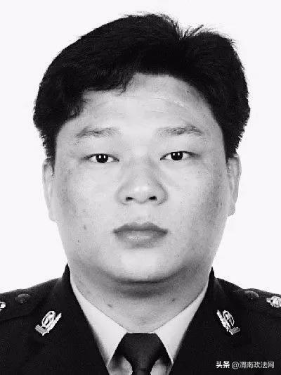 牺牲民警，倒下前还在保护群众