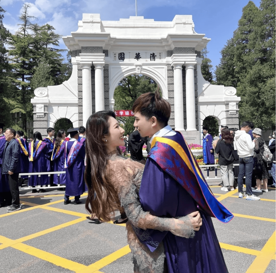 女儿从清华毕业，爸爸晒出17年对比照