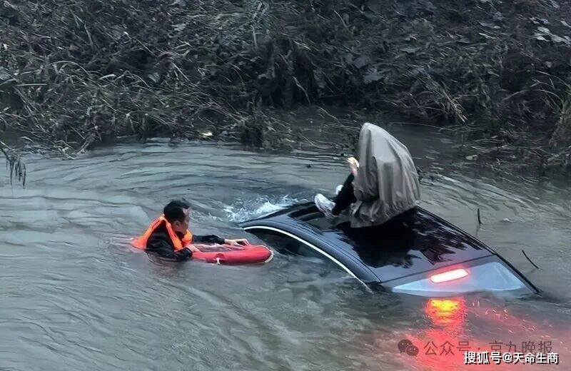 市民接力救人，两车相撞后一车坠河的惊险瞬间