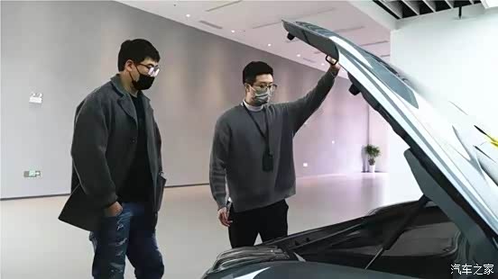 章宇现身北京极氪旗舰店，提新车引热议