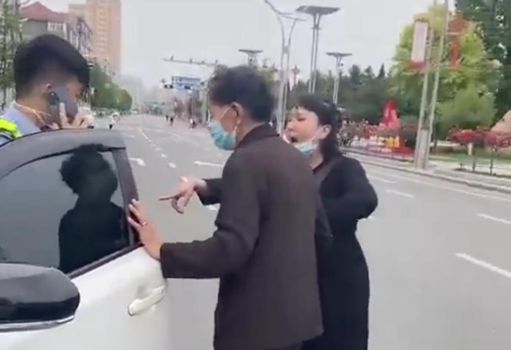 男子邀女子到家吃饭强抱对方被行拘，一堂关于尊重与界限的课