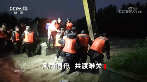 子弟兵投入广西六蓝水库抢险救灾，风雨同舟，共筑安全防线