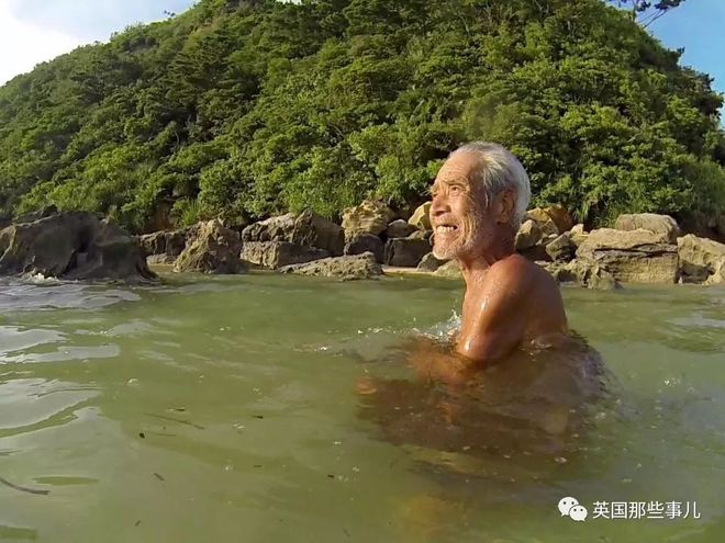 独行于世，上海一独居老人两年裸体游荡的背后