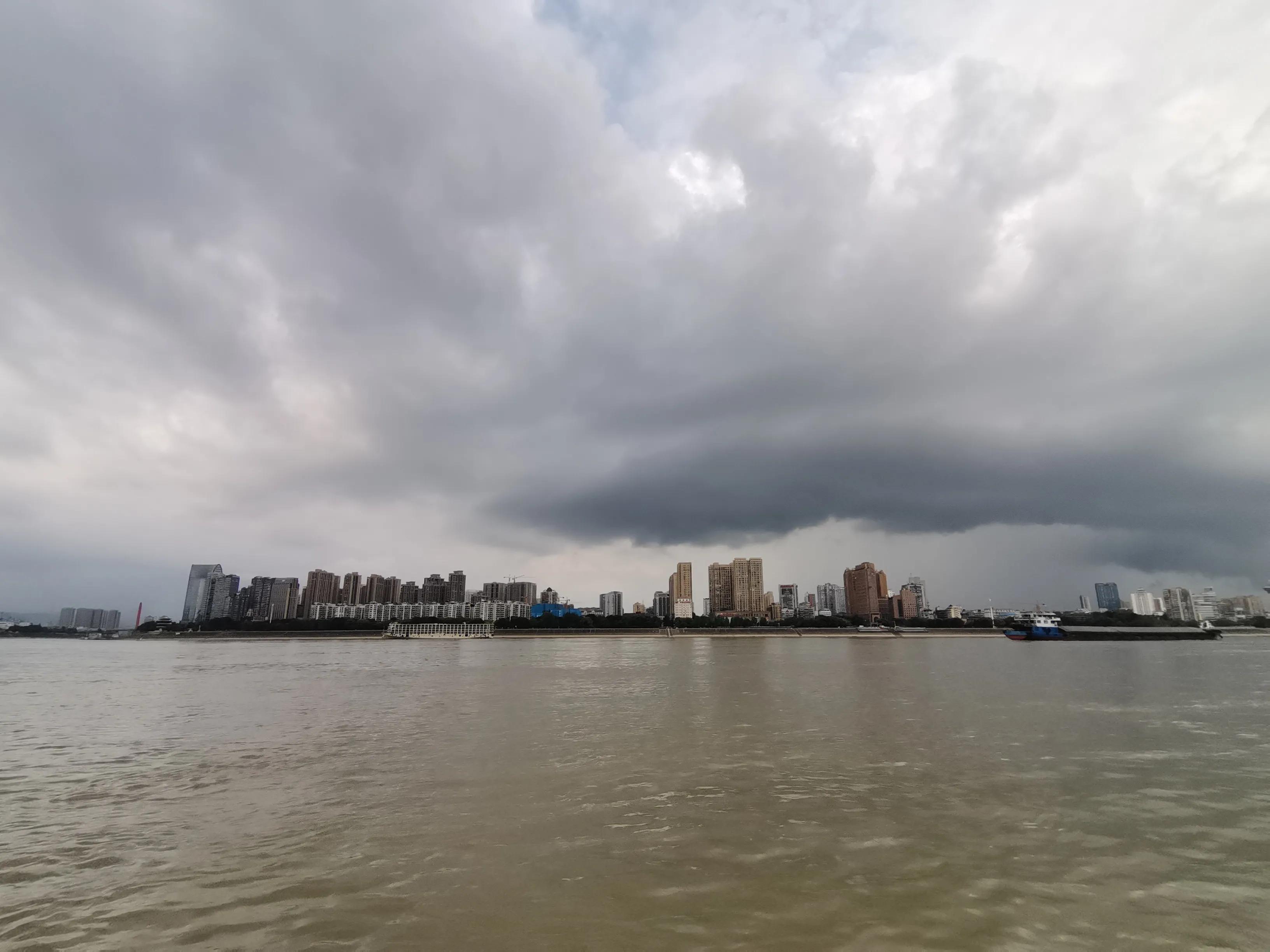 湖北宜昌,狂风中惊现的屋顶飞了奇观 湖北宜昌,狂风中惊现的屋顶飞了奇观